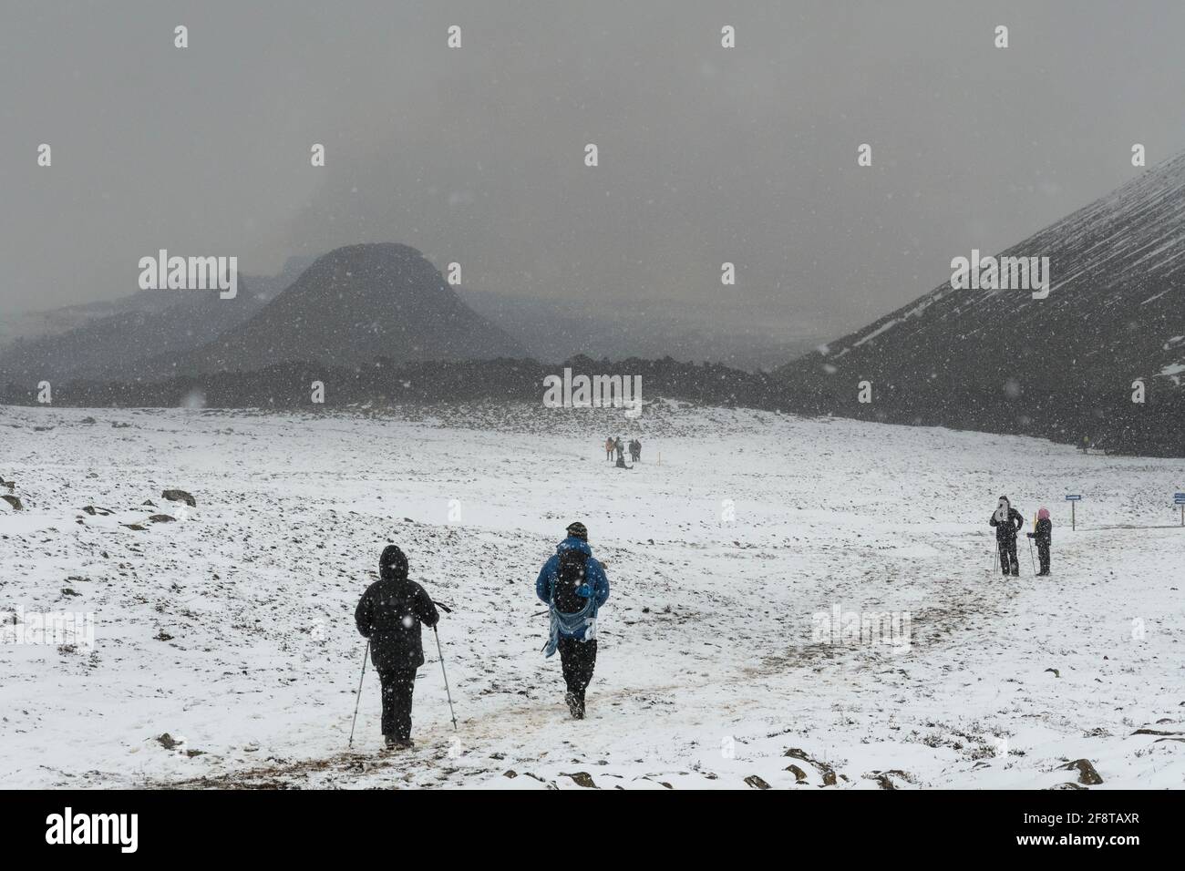 Eruzione vulcanica del Monte Fagradalsfjall, a soli 40 km (25 miglia) dalla capitale Reykjavik, Sud-Ovest, Islanda. Prima eruzione del 19 2021 marzo. Foto Stock