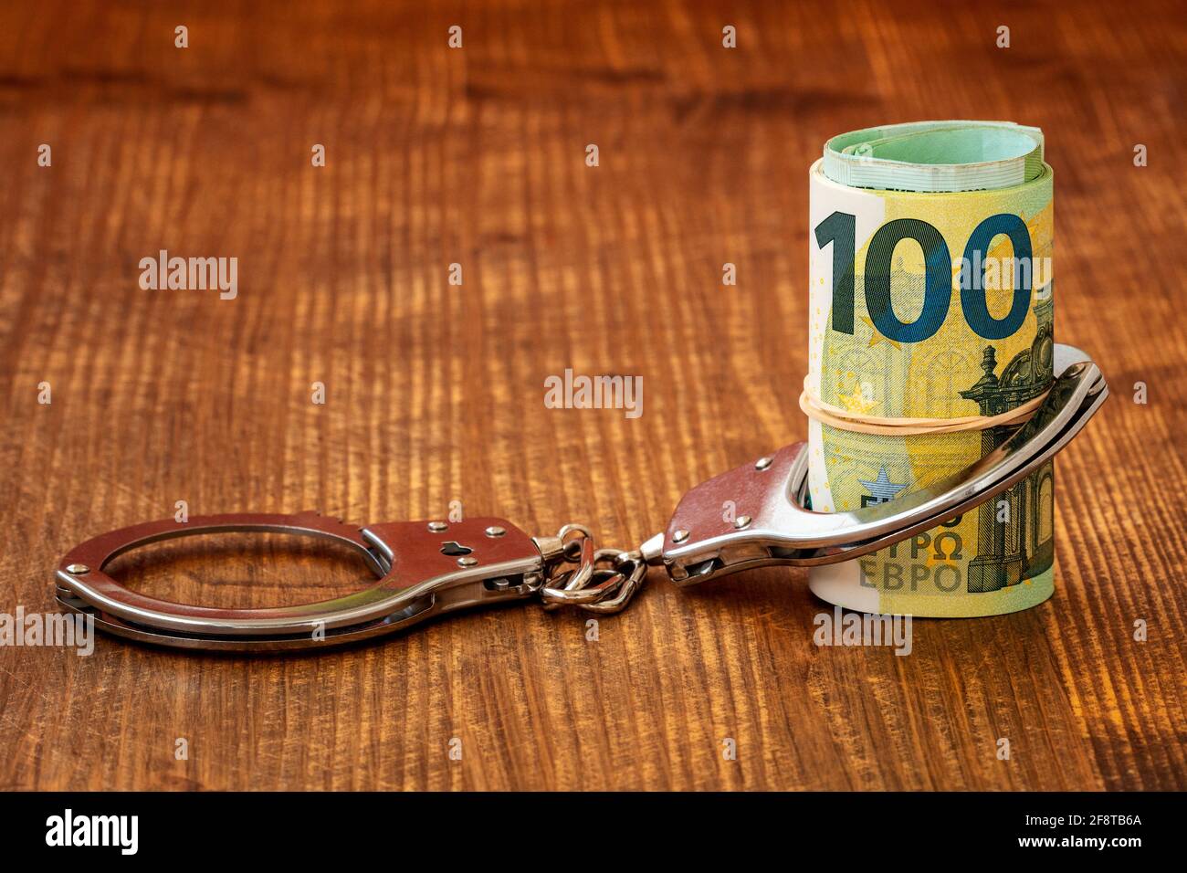 Denaro e manette. Concetto di corruzione, frode, denaro servizio lavanderia Foto Stock