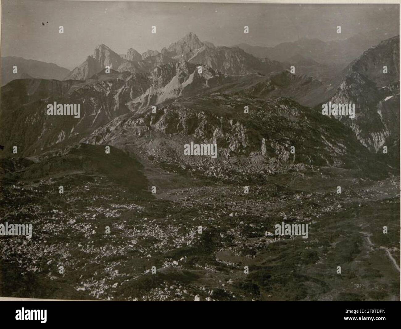 Panorama di osservatori di artiglieria alla testa di zottach contro Salinchiet, pizzul, cavaliere di ferro, Monte .zermula. . Foto Stock