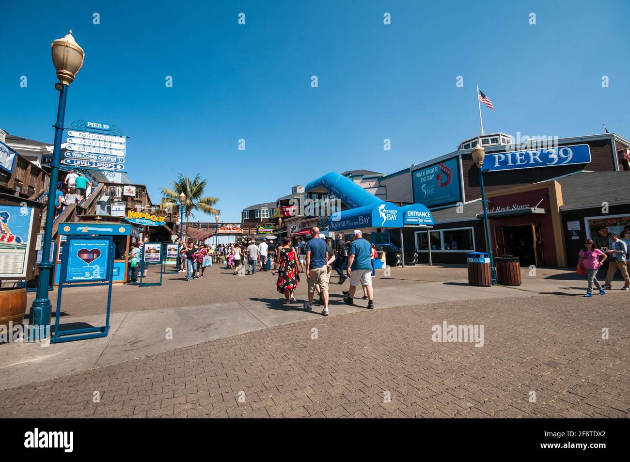 Il Pier 39 è un centro commerciale e un'attrazione turistica costruito su  un molo a San Francisco, California. È stato sviluppato dall'imprenditore  Warren Simmons ed è stato aperto il 4 ottobre 1978.