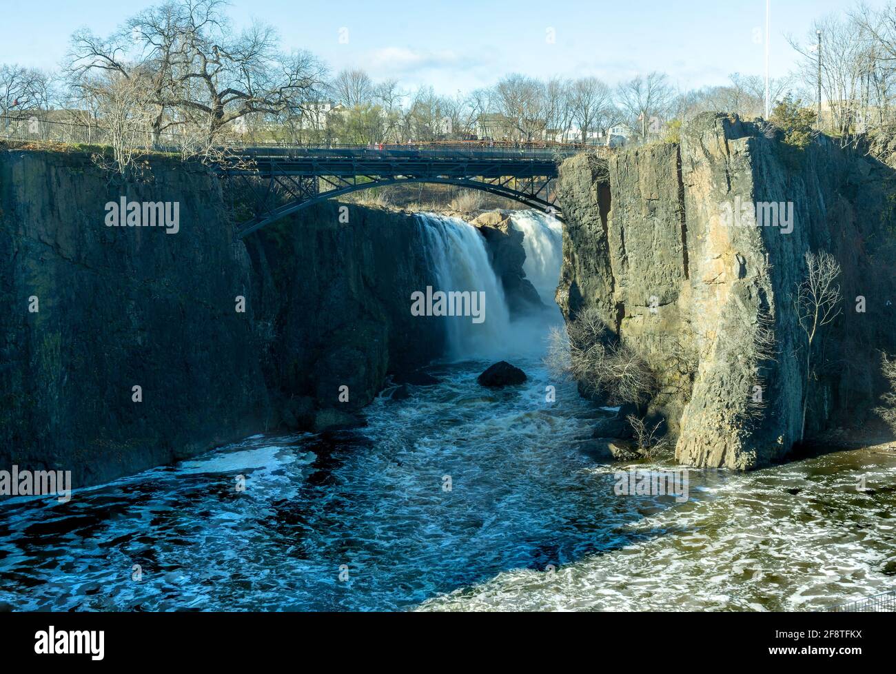 Paterson, NJ - USA - 6 dicembre 2020: Vista panoramica delle grandi cascate del fiume Passaico. Una cascata prominente, alta 77 metri, sul fiume Passaico i. Foto Stock