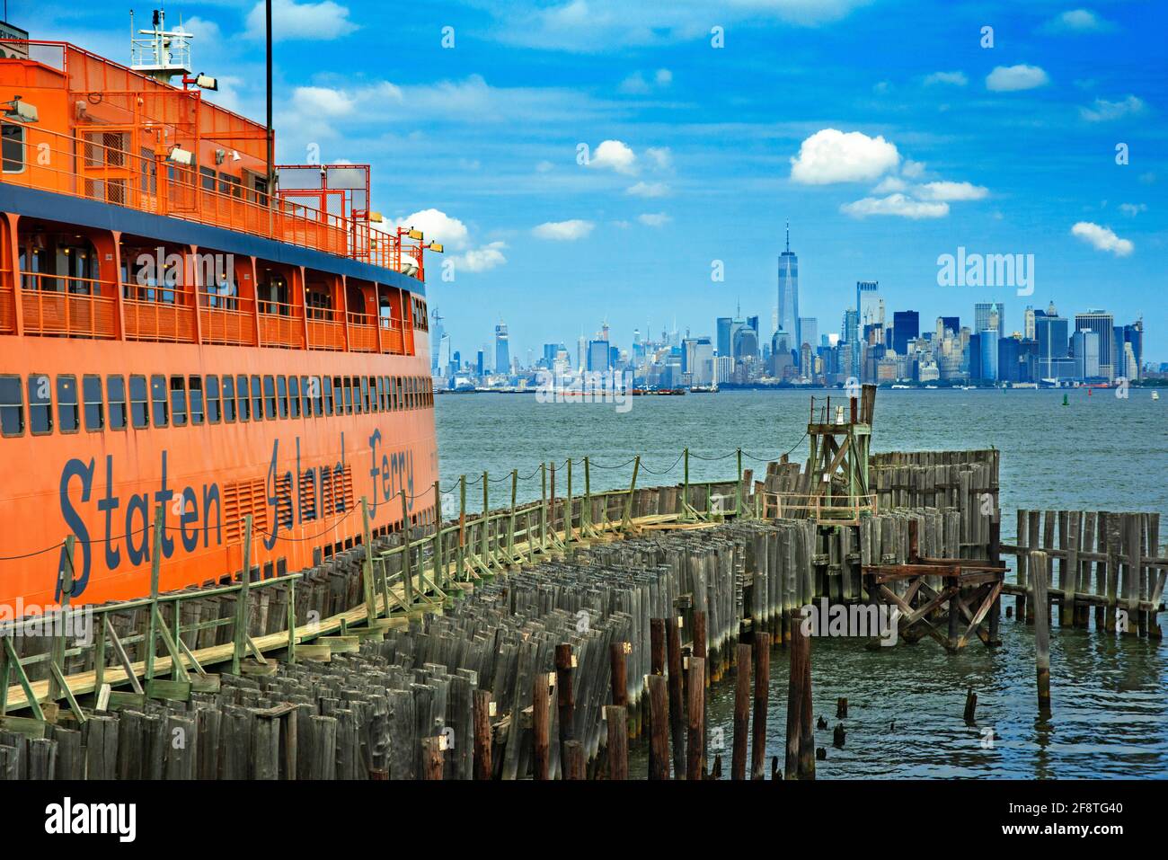 Grattacieli del distretto finanziario e il traghetto dell'isola di Staten. Lower Manhattan, New York City e Staten Island Harbour Foto Stock
