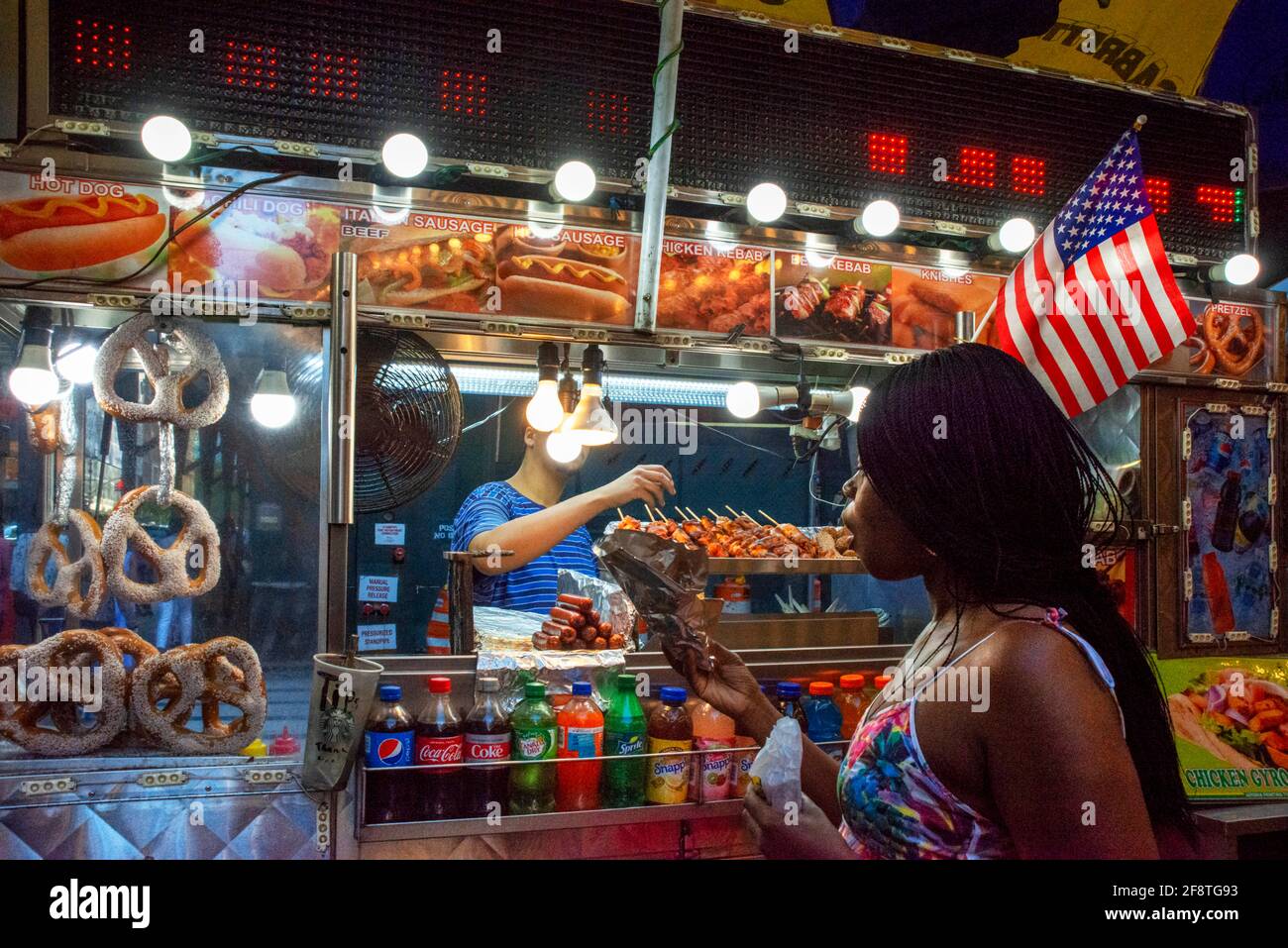 New York Street food stand vendita di hotdogs halal food e. Prezels di fronte al Grand Central Terminal 42nd Street Manhattan New Città di York Foto Stock