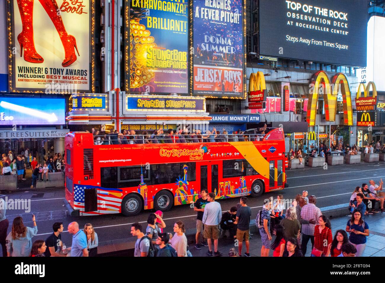 McDonald's fast foot Restaurant situato a Manhattan in Times Square nel cuore della Grande Mela. Autobus turistico della città sulla trafficata Broadway di fronte Foto Stock