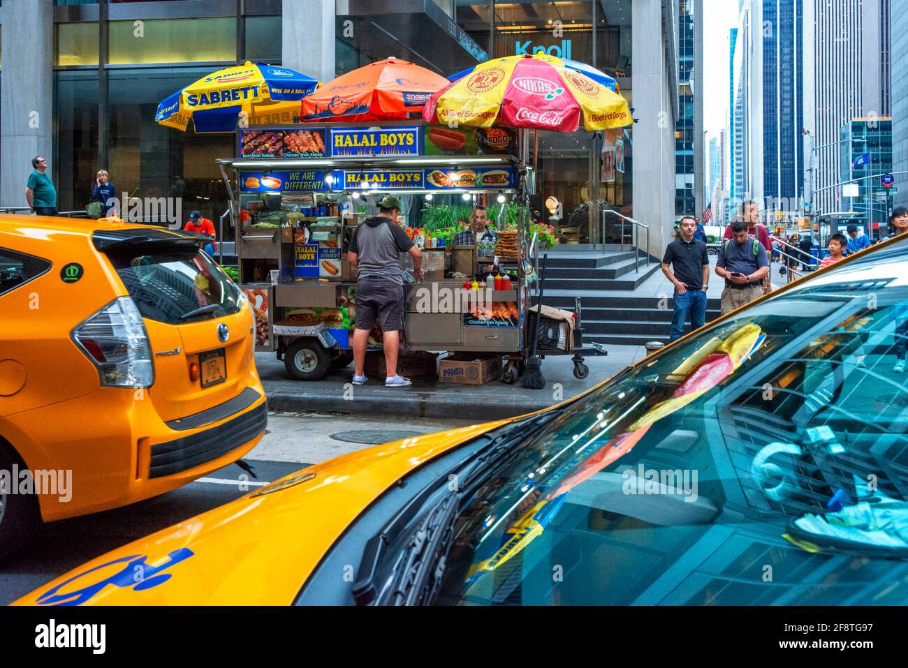 New York street food stand con vendita di cibo halal, W54th Street e Fifth Avenue junction, New York City USA Foto Stock