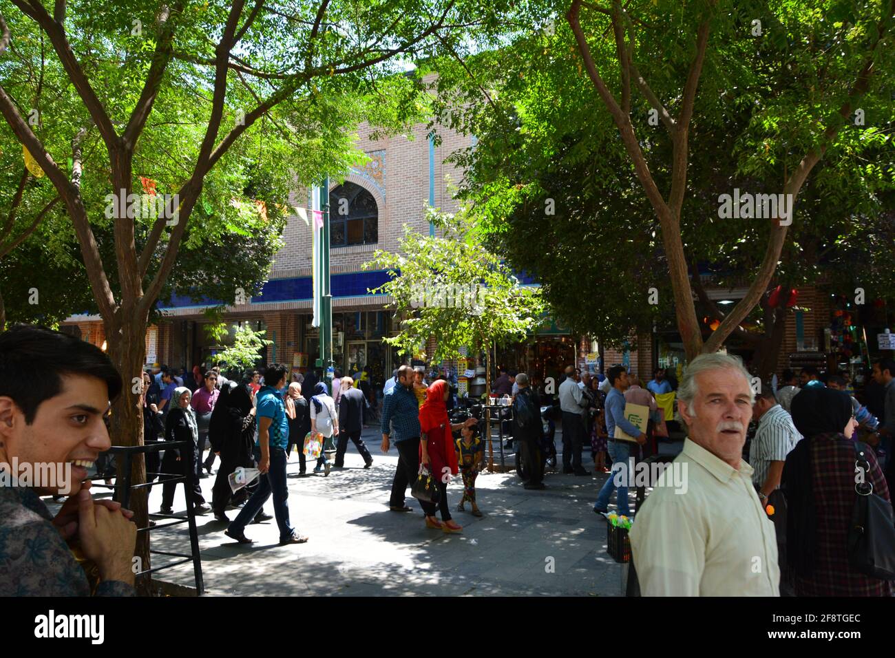 Il Grand Bazaar. Teheran, Iran. Vista della zona fuori dal bazar, con varie persone a piedi. Foto Stock