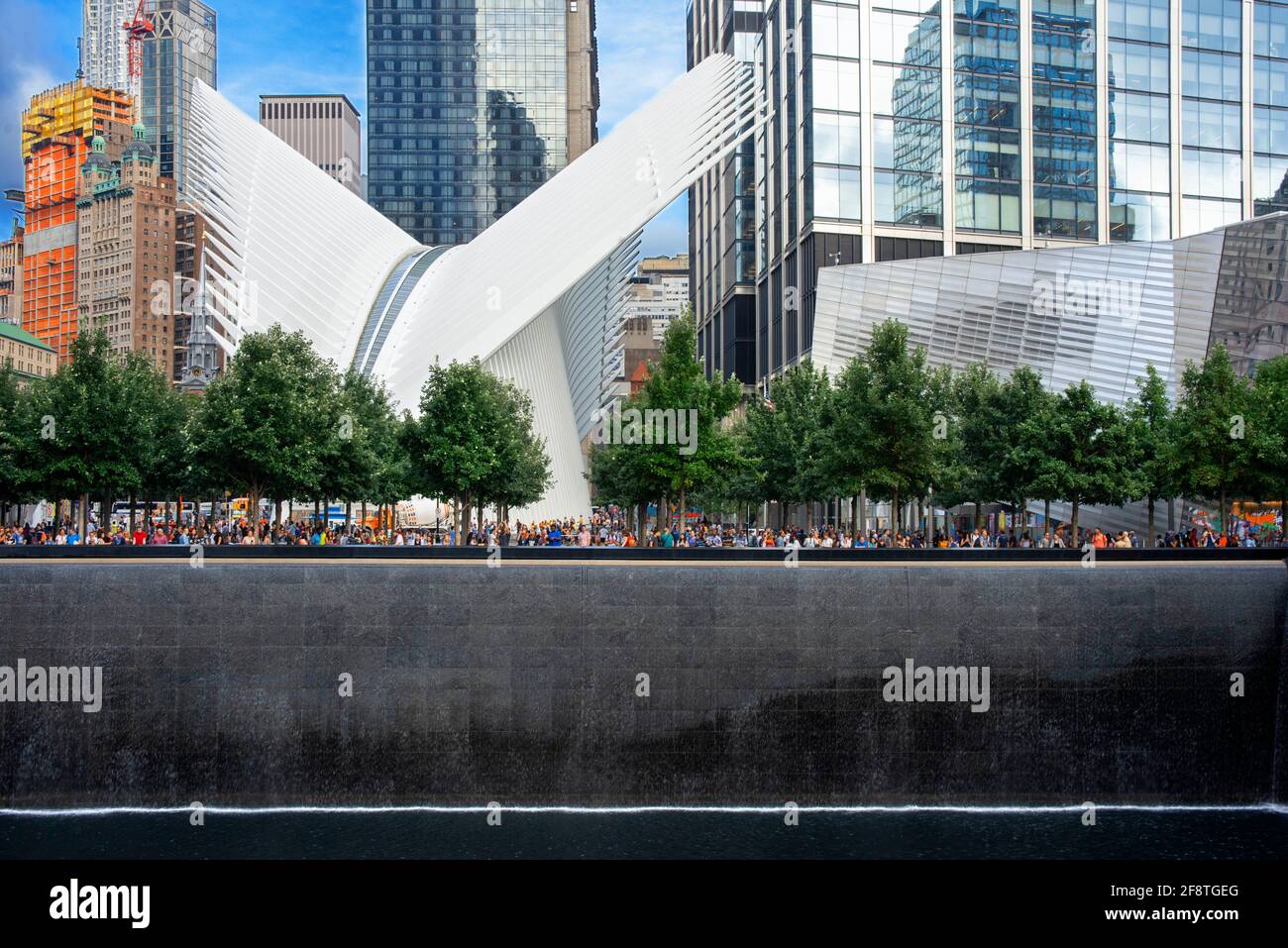 Piscina commemorativa presso il Memoriale del 9/11 al World Trade Center e l'Oculus di Santiago Calatrava, il New York City Transportation Hub al World Trade Foto Stock