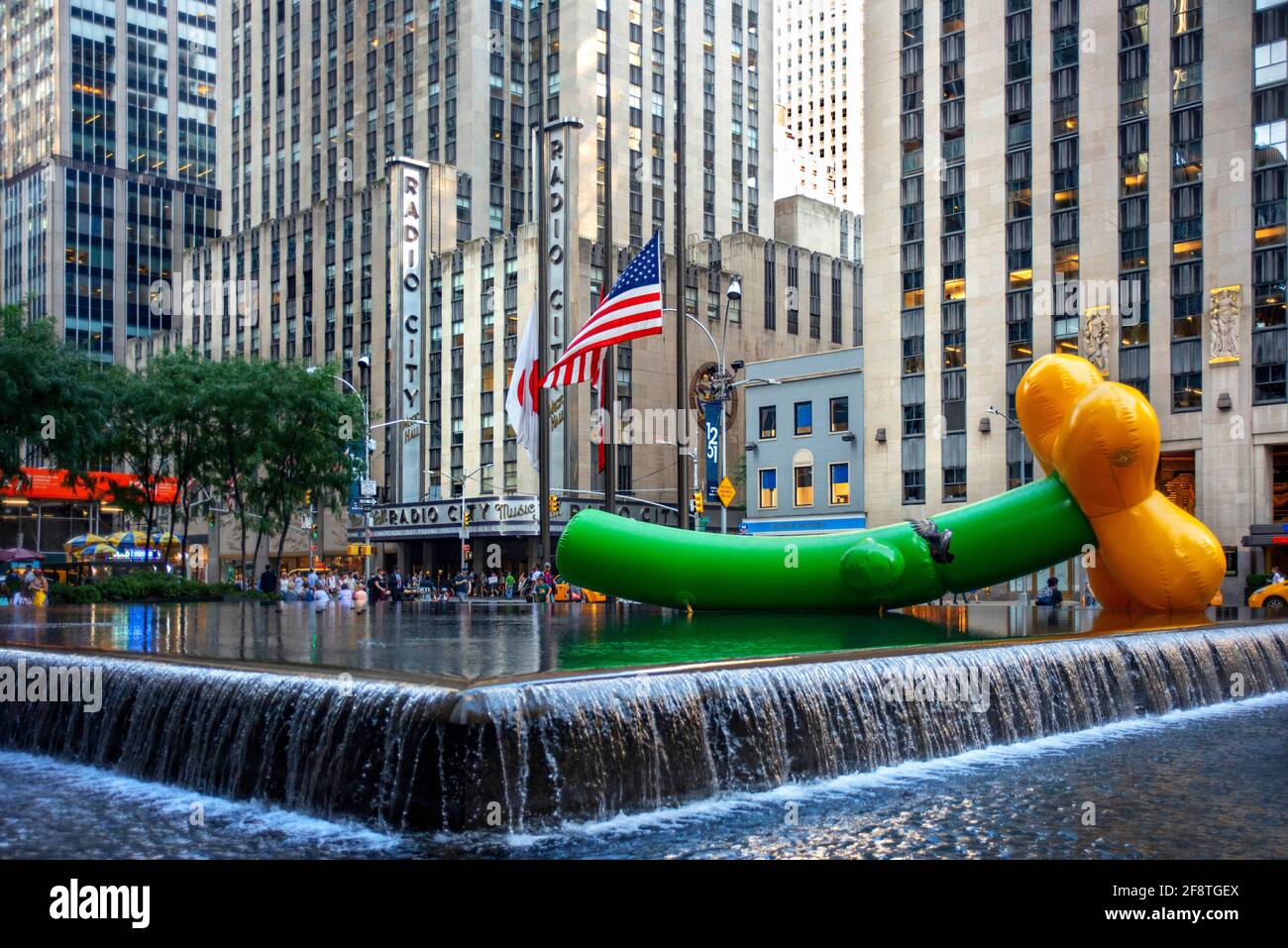 Un grande fiore all'interno Lilholts pooley Pool fontana di fronte Di radio City Music Hall nel 6 ° viale Downtown Manhattan, New York Foto Stock
