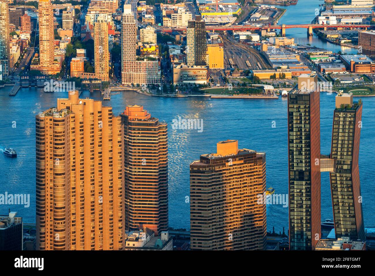 Aereo dello skyline di Manhattan e Brooklyn e il fiume Hudson dall'Empire state Building di New York. Edifici in rame americano al primo. Foto Stock