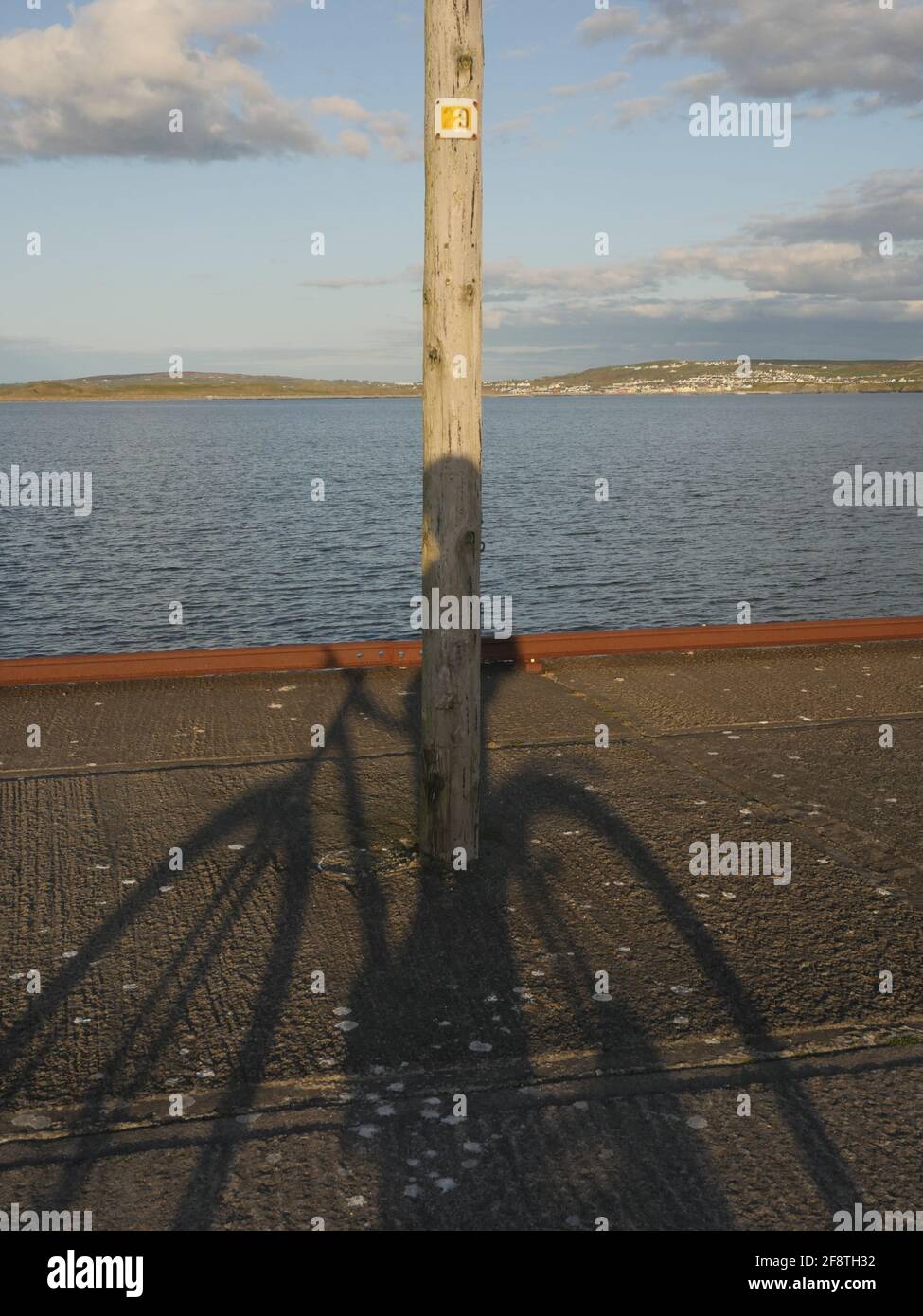 Lunghe ombre serali su un giro in bicicletta nella parte occidentale dell'Irlanda. Girato su un giro in bicicletta da Liscanor a Lahinch nella contea di Clare Irlanda. Foto Stock
