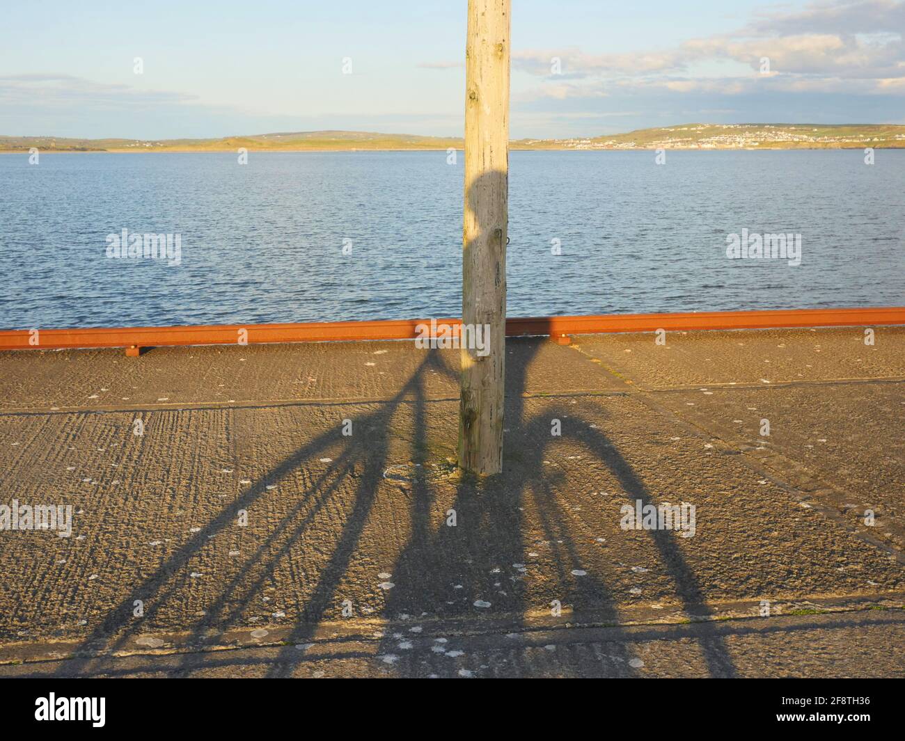 Lunghe ombre serali su un giro in bicicletta nella parte occidentale dell'Irlanda. Girato su un giro in bicicletta da Liscanor a Lahinch nella contea di Clare Irlanda. Foto Stock