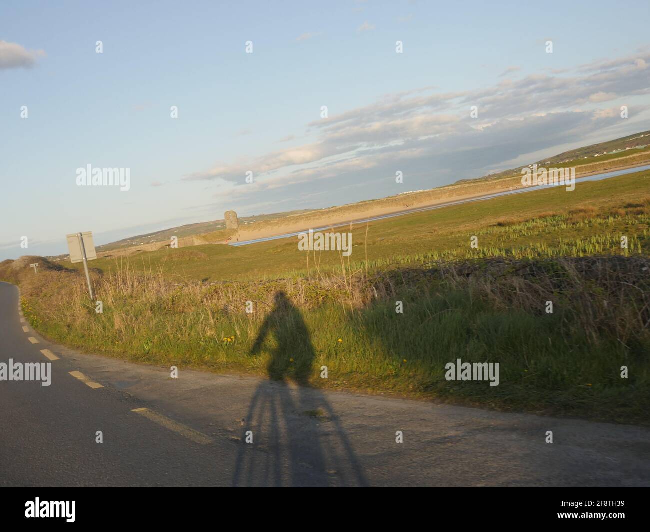 Lunghe ombre serali su un giro in bicicletta nella parte occidentale dell'Irlanda. Girato su un giro in bicicletta da Liscanor a Lahinch nella contea di Clare Irlanda. Foto Stock