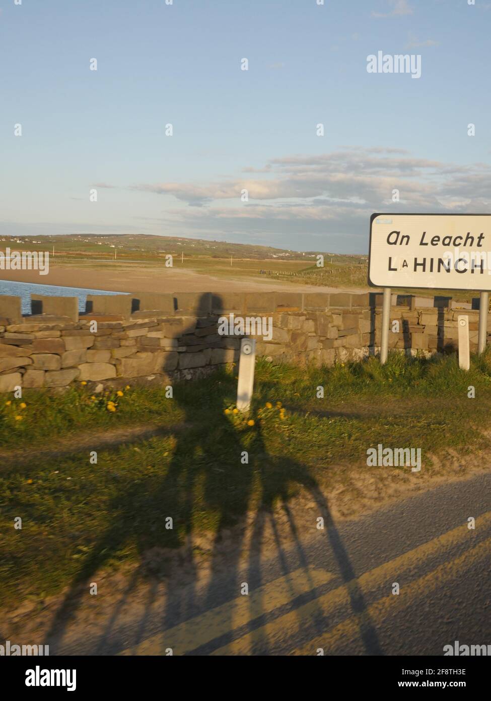 Lunghe ombre serali su un giro in bicicletta nella parte occidentale dell'Irlanda. Girato su un giro in bicicletta da Liscanor a Lahinch nella contea di Clare Irlanda. Foto Stock