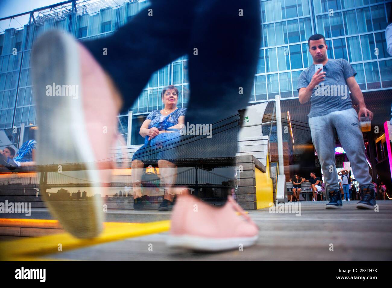 I turisti al tetto del nuovo Pier 17 South Street Seaport District, Lower Manhattan, New York City, NY, USA Foto Stock