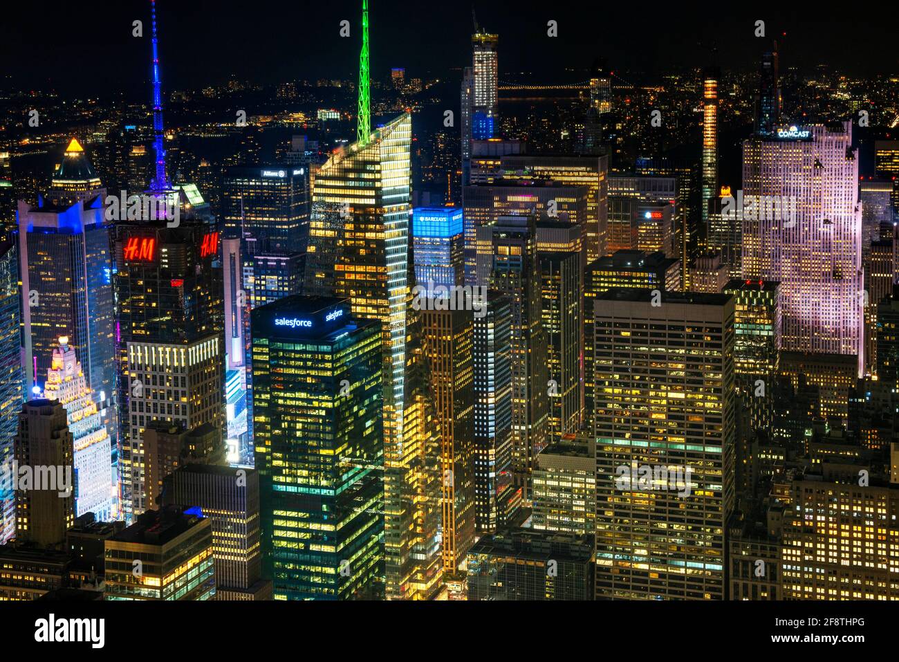 Skyline di Manhattan con vista sull'Empire state Building dal ponte di osservazione del Rockefeller Center, in cima alla roccia di New York, USA Foto Stock