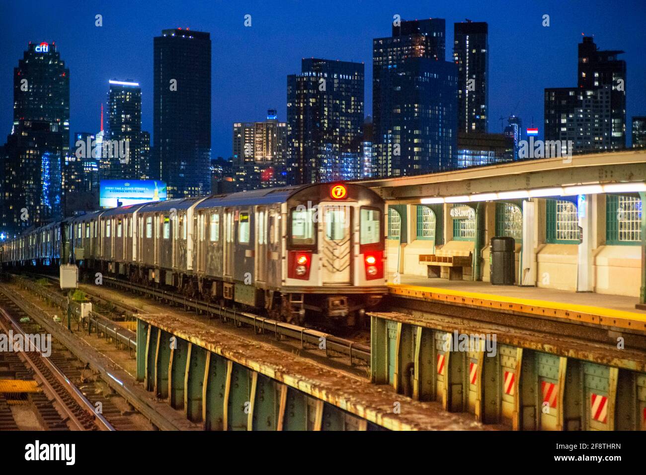 Metropolitana sulla piattaforma ferroviaria sopraelevata, IRT Flushing Line della metropolitana di New York City. Linea 7 treno 40 Street - stazione di Lowery St, New York Sunnyside Queens NY Foto Stock