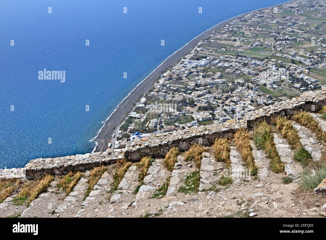 Vista panoramica della spiaggia di Perissa dalle rovine dell'antica Thera, sull'isola di Santorini, sulle isole Cicladi, sul Mar Egeo, sulla Grecia, Europa. Foto Stock