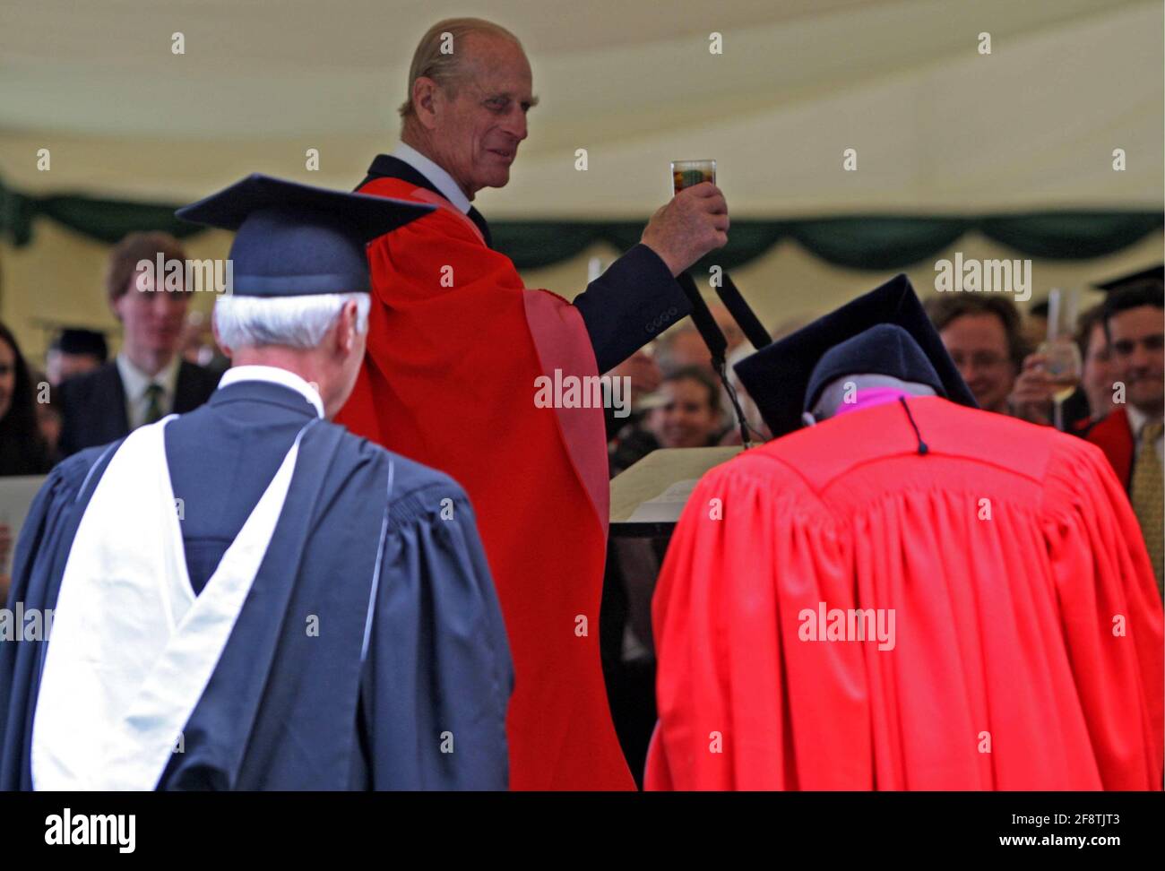 PIC MOSTRA IL PRINCIPE FILIPPO CHE TOSTÒ L'ARCIVESCOVO DI YORK A CAMBRIDGE NEL 2008. Il Cancelliere dell'Università, S.A.R. il Duca di Edimburgo, ha conferito i Dottorati onorari questo pomeriggio a cinque eminenti individui provenienti dal mondo della scienza, della religione e della musica. L'Università assegna ogni anno diplomi onorari per riconoscere il lavoro di persone eccezionali. Il dottor John Sentamu, più Rev.do, che ha conseguito la laurea onoraria in Dottore della Divinità, è Arcivescovo di York dal 2005. L'ex studente di Selwyn si è formato per il ministero anglicano a Ridley Hall, Cambridge, essendo stato ordinato un pr Foto Stock