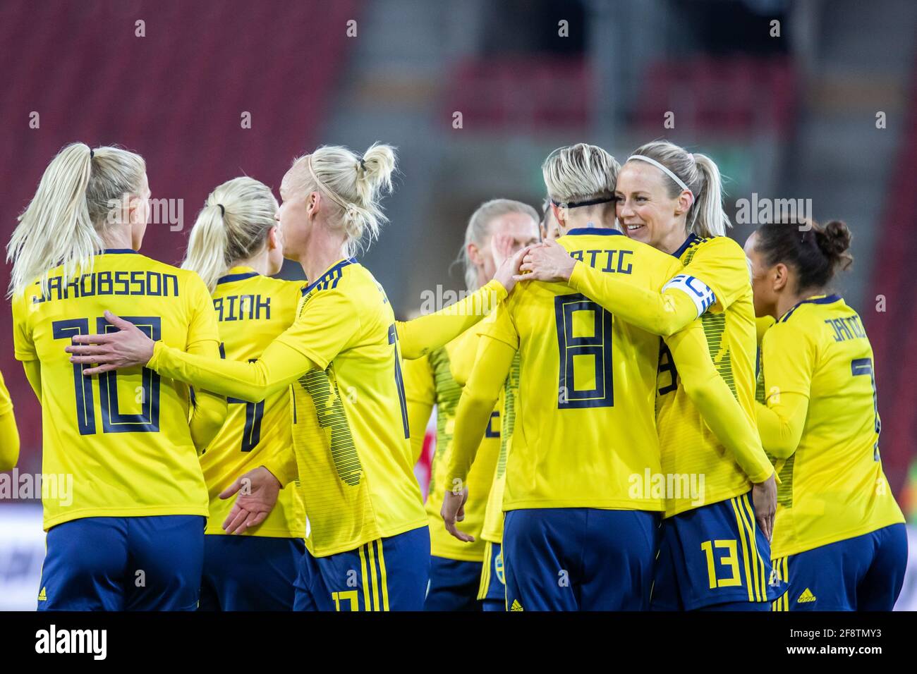 Lodz, Polonia. 13 Apr 2021. Sofia Jakobsson, Lina Hurtig e Amanda Ilestedt di Svezia celebrano un gol con i compagni di squadra durante la partita femminile tra Polonia e Svezia allo stadio Widzew Lodz. (Punteggio finale; Polonia 2:4 Svezia) Credit: SOPA Images Limited/Alamy Live News Foto Stock