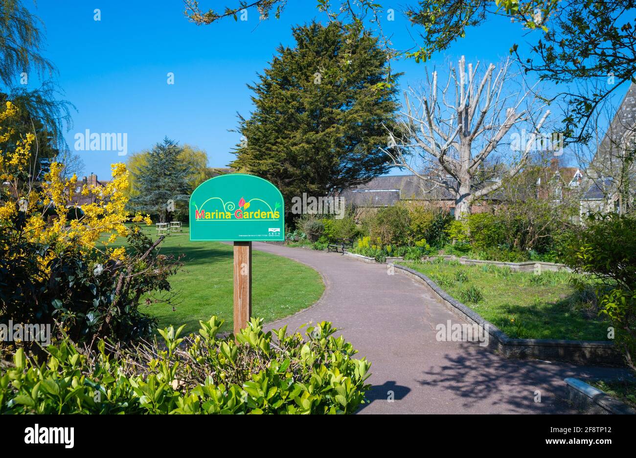 Percorso attraverso Marina Gardens, un piccolo giardino pubblico o parco a Spring in Littlehampton, West Sussex, Inghilterra, Regno Unito. Foto Stock