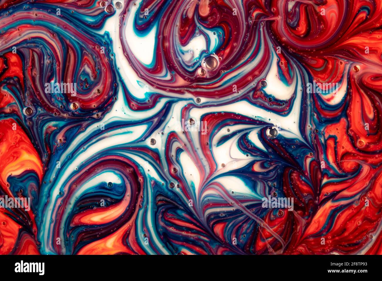 Arte fluida, vernice liquida blu e rossa, sfondo moderno astratto con bolle, struttura dell'inchiostro, modello di curva surreale, disegno di lavaggio con sbavature. Colore verniciato Foto Stock