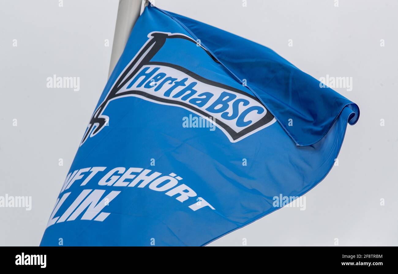 Berlino, Germania. 15 Aprile 2021. Una bandiera di Hertha BSC ondeggia nel vento al terreno di addestramento abbandonato. Il club di calcio della Bundesliga Hertha BSC ha isolato la squadra e il personale di coaching dopo diversi risultati positivi. Le sessioni di formazione e le operazioni di abbinamento devono essere mantenute. Credit: Andreas Gora/dpa/Alamy Live News Foto Stock