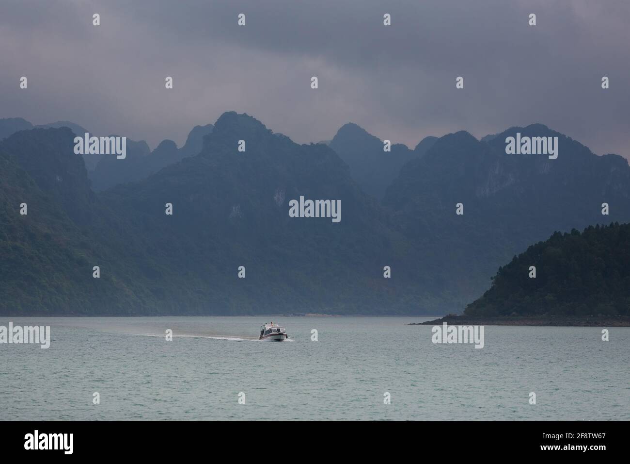 Splendido paesaggio della Baia di Bai Tu Long, durante la crociera all'isola di Quan LAN, in Vietnam. Scenario balneare foto scattata nel sud-est asiatico, ha Long Foto Stock