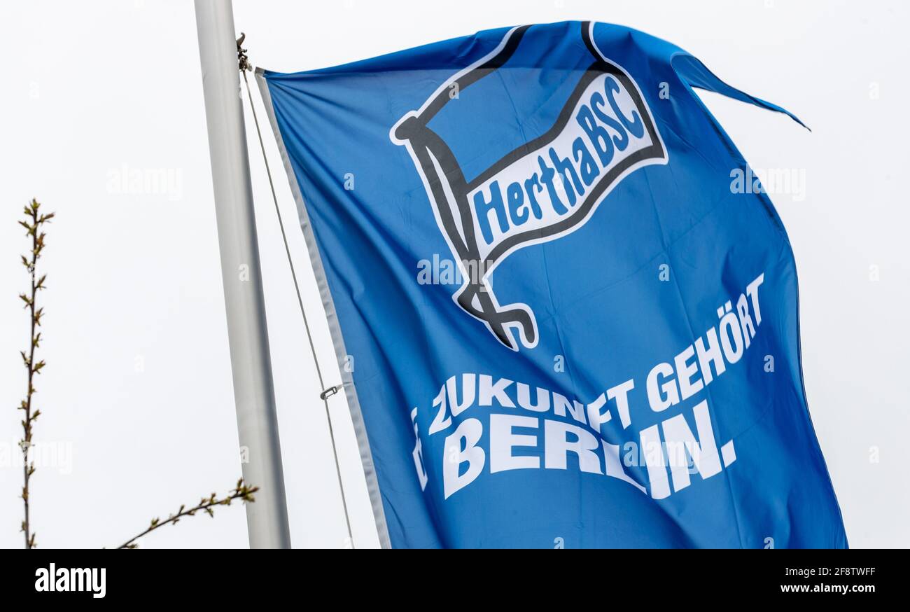 Berlino, Germania. 15 Aprile 2021. Una bandiera di Hertha BSC ondeggia nel vento al terreno di addestramento abbandonato. Il club di calcio della Bundesliga Hertha BSC ha isolato la squadra e il personale di coaching dopo diversi risultati positivi. Le sessioni di formazione e le operazioni di abbinamento devono essere mantenute. Credit: Andreas Gora/dpa/Alamy Live News Foto Stock
