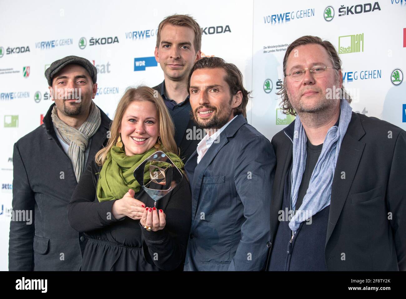 DEU, Deutschland, Marl, 12.04.2013: Das Team der Fernsehproduktion AGGIUNGI UN AMICO mit Trophäe beim Presseempfang im Marler Rathaus vor der Verleihung de Foto Stock