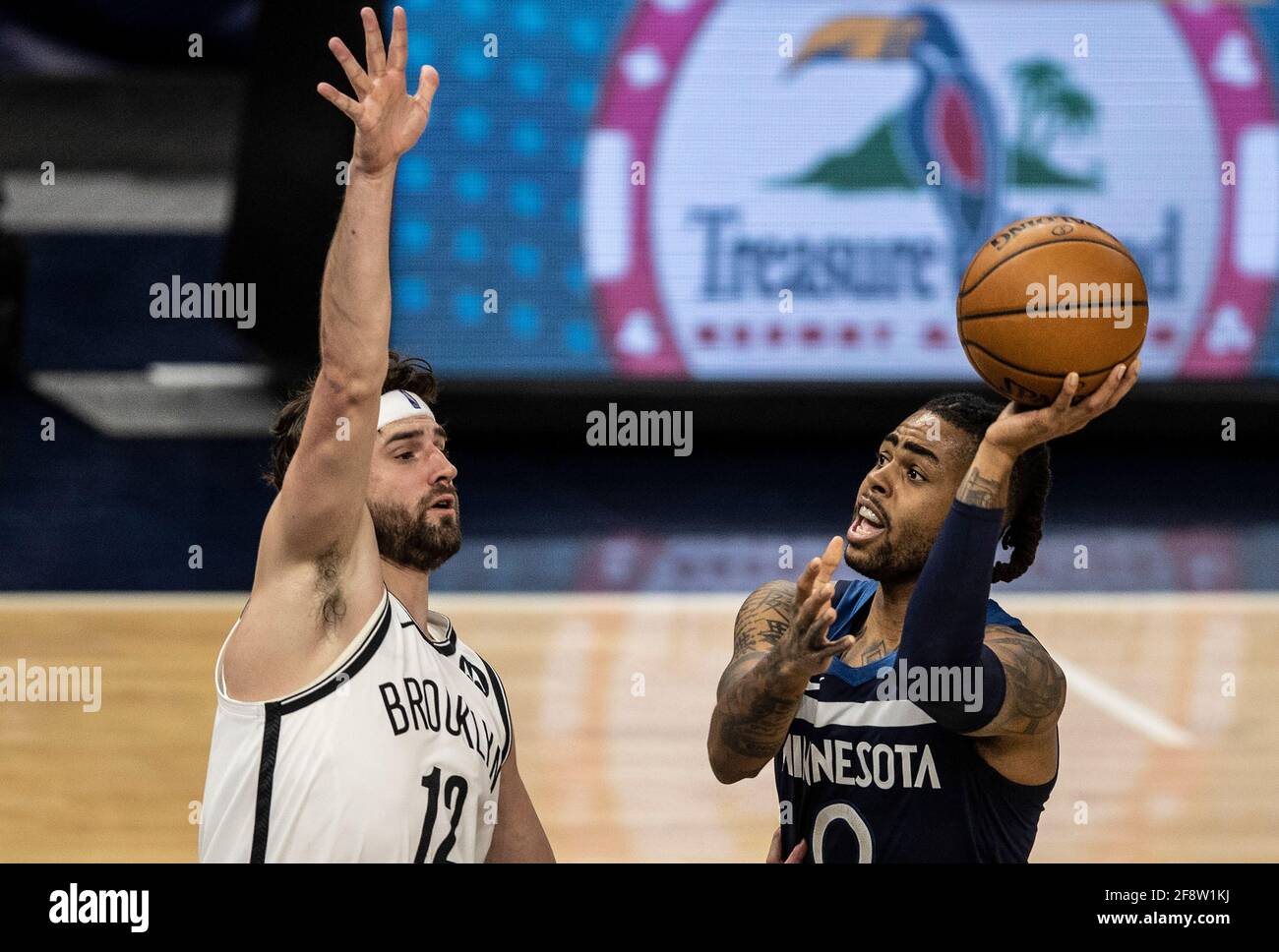 Minneapolis, Minnesota. 13 aprile 2021Minnesota la guardia Timberwolves D'Angelo Russell (0) perde un colpo fuori-bilanciato sopra i Nets di Brooklyn avanti Joe Harris (12) al centro di obiettivo martedì 13 aprile 2021 a Minneapolis, Minnesota. (Foto di Jerry Holt/Minneapolis Star Tribune/TNS/Sipa USA) Foto Stock