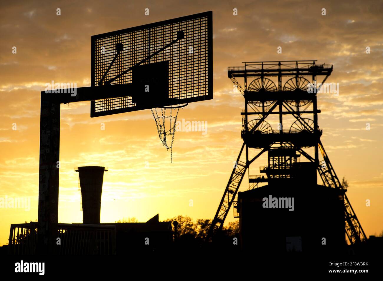 DEU, Deutschland, Nordrhein-Westfalen, Ruhrgebiet, Gelsenkirchen-Bismarck, 02.11.2014: Basketballkorb vor dem Foerderturm der ehemaligen Zeche Consoli Foto Stock