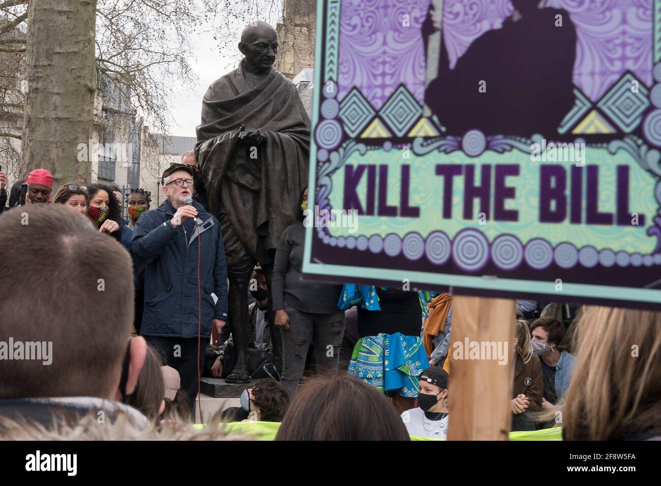 2021, 3 aprile : Jeremy Corbyn parla come migliaia di manifestanti si radunano in Piazza del Parlamento, nel centro di Londra dopo una marcia contro la legge di polizia, crimine, condanna e tribunali che rigirerà il diritto democratico di protesta e l'errosion della libertà individuale, spostando il Regno Unito ulteriormente verso autoritaransim. Corbyn ha detto: "Voglio vivere in un mondo di pace e giustizia, voglio vivere in un mondo di diritti umani e democrazia, e sono pronto a far sentire le persone a disagio nel processo". Foto Stock