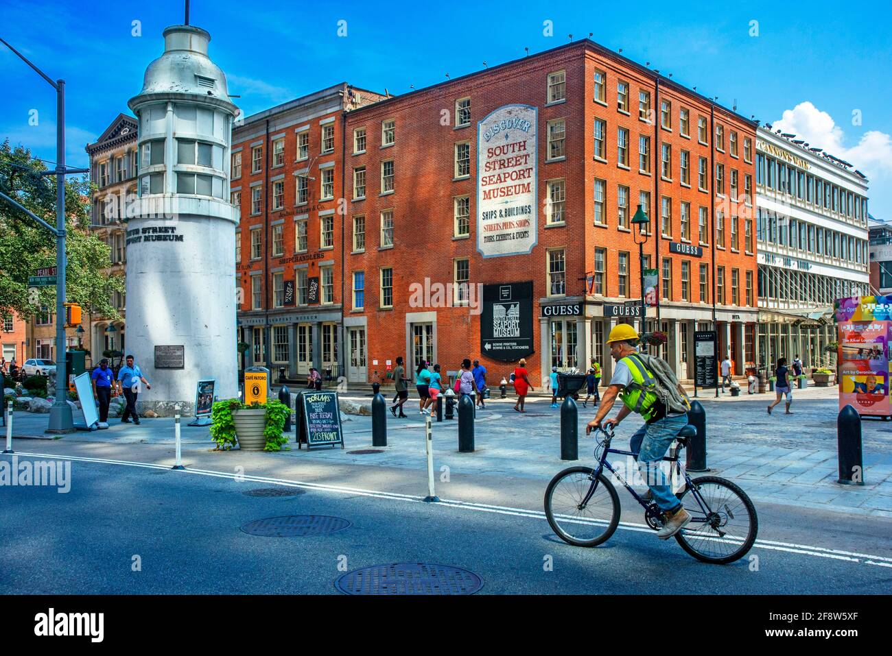 Il Titanic Memorial Lighthouse presso il South Street Seaport a Lower Manhattan, New York Foto Stock
