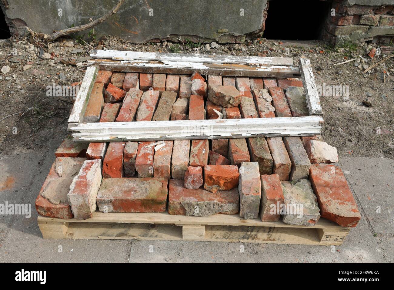 Tribsees, Germania. 15 Aprile 2021. Mattoni e altre parti di una casa demolita sono impilati su pallet. I detriti devono essere costruiti in un'installazione presso l'Università d'Arte di Linz (Austria) per simulare l'atmosfera nella piccola città. L'azione fa parte del progetto 'Tribsees' Zukunft machen' (fare il futuro dei Tribsees), che mira a creare un'atmosfera di partenza in città. Credit: Bernd Wüstneck/dpa-Zentralbild/ZB/dpa/Alamy Live News Foto Stock