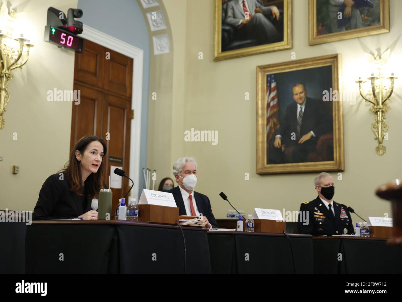 Il Direttore della National Intelligence Avril Haines testimonia come il Direttore della CIA William Burns (2nd R) e il Direttore DIA Lt. Il Generale Scott Berrier Ascolta durante la House Permanent Select Committee on Intelligence tiene la sua annuale World-Wide Threat Hearing al Campidoglio degli Stati Uniti a Washington DC, giovedì 15 aprile 2021. La commissione ascolterà testimonianze sulle attuali minacce alla sicurezza che gli Stati Uniti e i loro alleati devono affrontare. Photo by Tasos Katopodis/UPI Credit: UPI/Alamy Live News Foto Stock