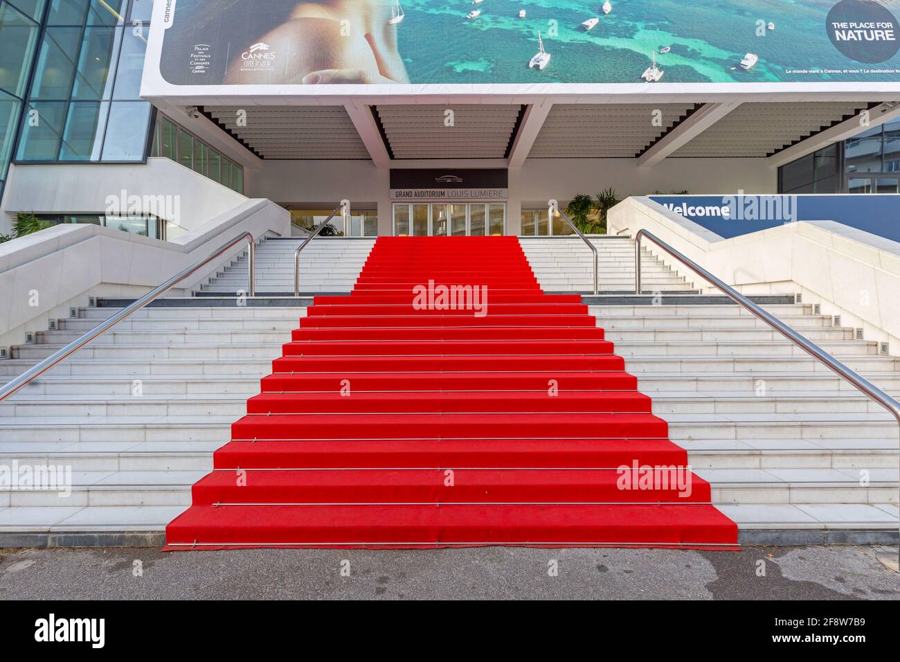 Cannes, Francia - 1 febbraio 2016: Red Carpet vuoto al famoso Festival Hall Louis Lumiere a Cannes, Francia. Foto Stock