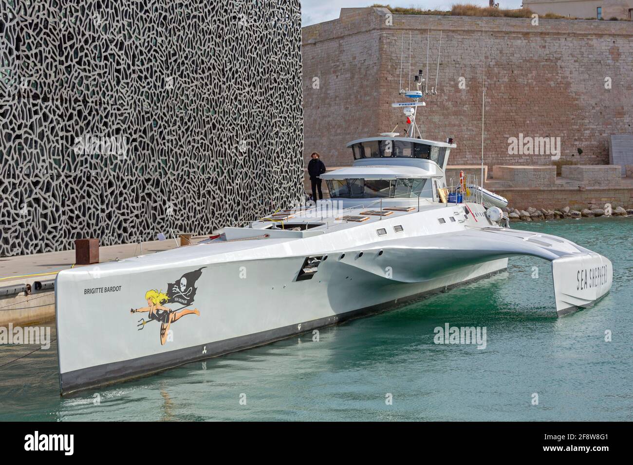 Marsiglia, Francia - 31 gennaio 2016: Fast Interceptor Trimaran Brigitte Bardot Sea Shepard Conservation Society ormeggiata a Marsiglia, Francia. Foto Stock