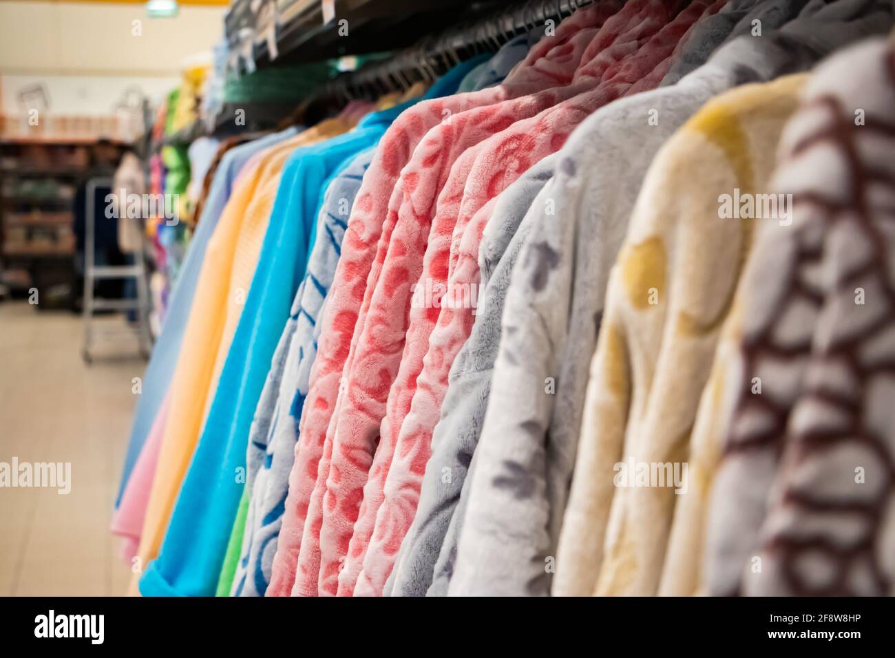 Comodi accappatoi in spugna su un appendiabiti. Accessori per il centro benessere Foto Stock