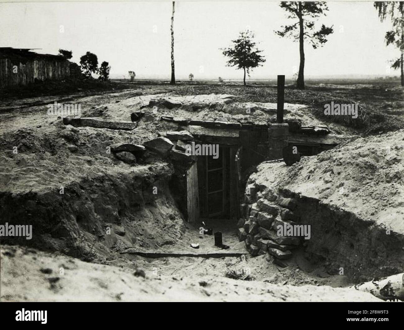 Rifugi russi a Lawki. Costruito in materiale di costruzione di case distrutte. . Foto Stock