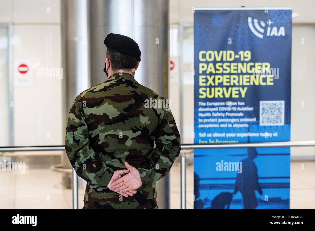 Un membro delle forze di difesa nella sala arrivi del Terminal 1 dell'aeroporto di Dublino, come il sistema di quarantena obbligatorio di StateÕs, è stato esteso giovedì per includere Stati Uniti, Belgio, Francia e Italia. Data immagine: Giovedì 15 aprile 2021. Vedi la storia della PA IRISH Coronavirus. Foto Stock