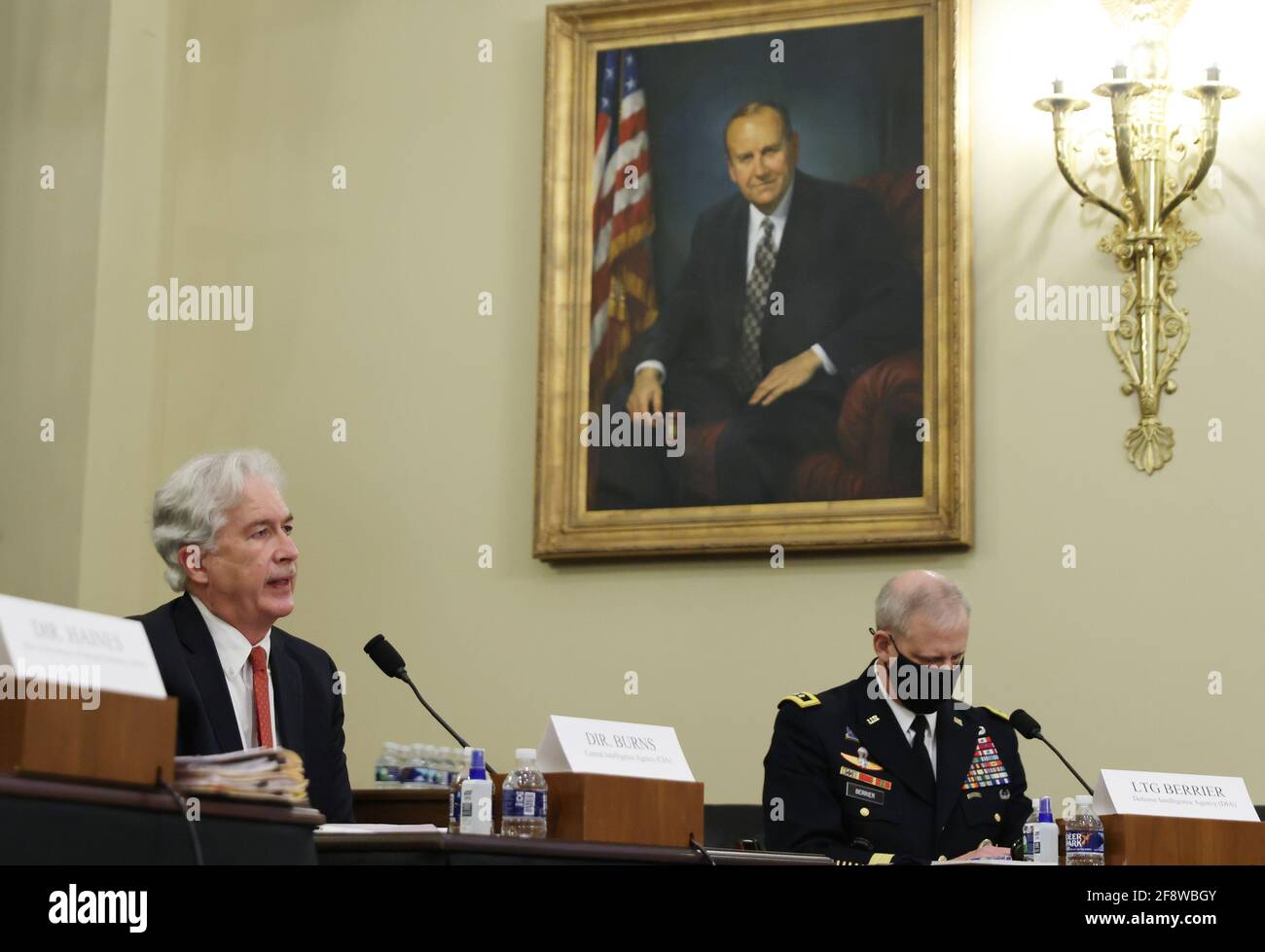 Il Direttore della CIA William Burns testimonia con il Direttore dell'Agenzia per l'intelligenza della Difesa, il Generale Scott Berrier (R), mentre il Comitato permanente della Casa sull'intelligenza tiene la sua annuale World-Wide Threat Hearing presso il Campidoglio degli Stati Uniti a Washington DC, giovedì 15 aprile 2021. La commissione ascolterà testimonianze sulle attuali minacce alla sicurezza che gli Stati Uniti e i loro alleati devono affrontare. Photo by Tasos Katopodis/UPI Credit: UPI/Alamy Live News Foto Stock