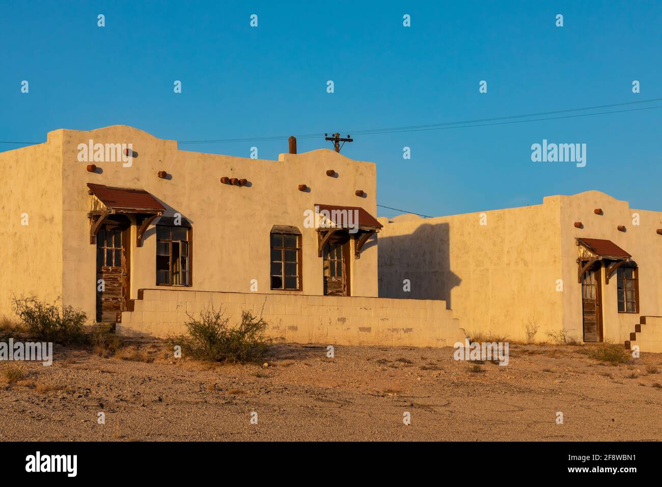 Whites City Deluxe Cottages, abbandonate cabine turistiche in stile adobe fuori Carlsbad Caverns National Park, New Mexico, USA [No Property release; Availa Foto Stock