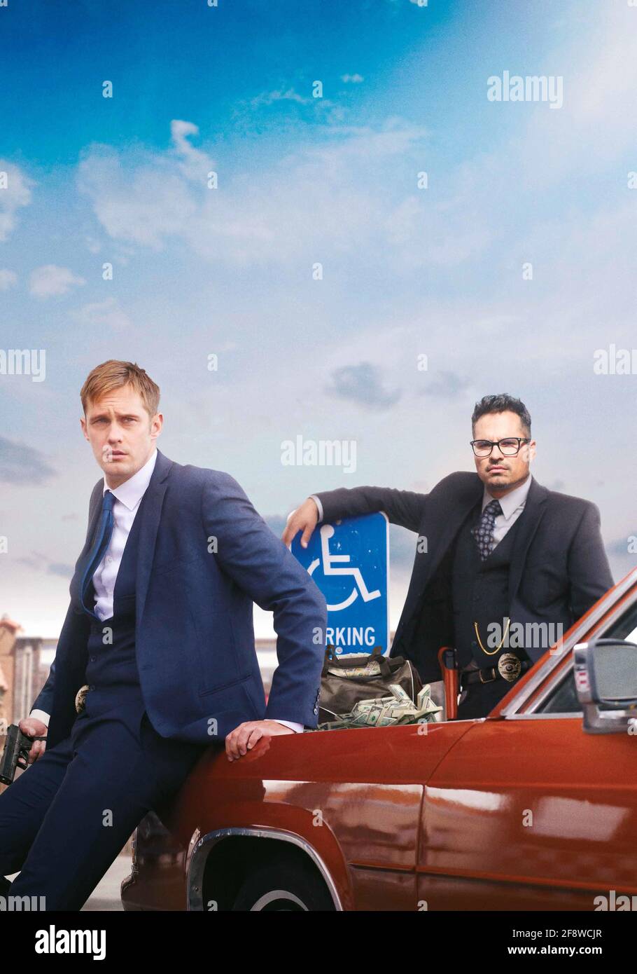 MICHAEL Peña e ALEXANDER SKARSGARD in GUERRA CONTRO TUTTI (2016), diretto da JOHN MICHAEL MCDONAGH. Credit: BFI / Album Foto Stock