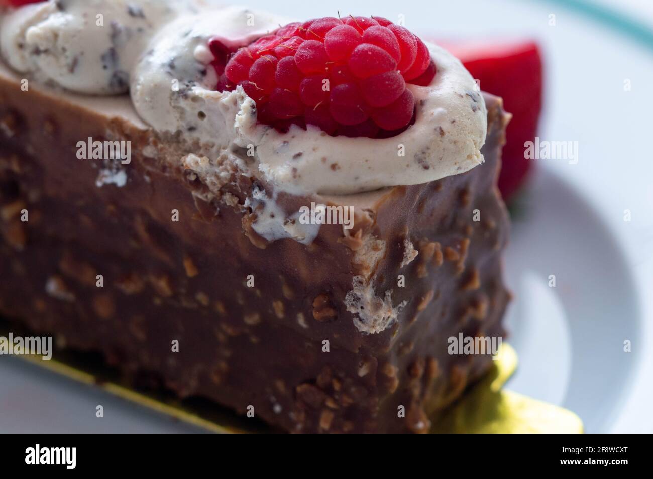 Crema di cioccolato lampone pasticceria francese. Parte della torta primo piano. Foto Stock