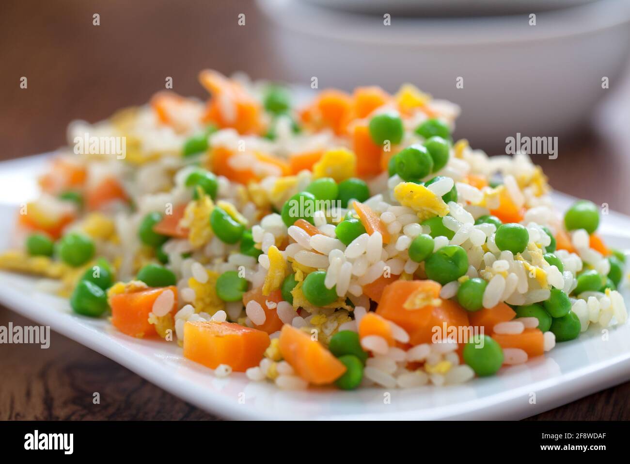 Riso orientale cantonese. Riso Basmati con piselli verdi, uova e carote  Foto stock - Alamy
