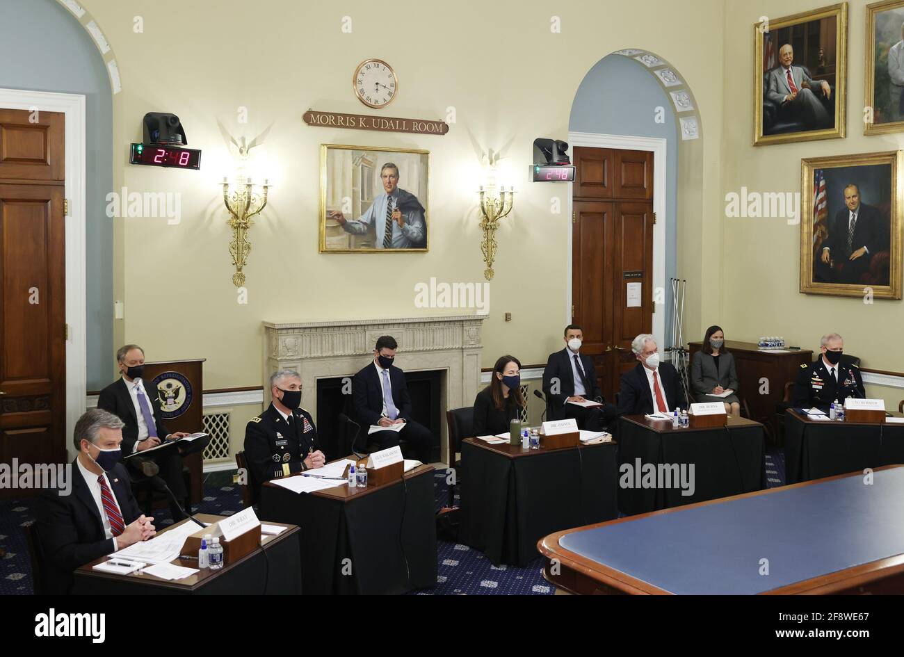 Membri della comunità di intelligence degli Stati Uniti, (da L a R), Direttore dell'FBI Christopher Wray, Direttore della NSA Gen. Paul Nakasone, Direttore della National Intelligence Avril Haines, Direttore della CIA William Burns e Direttore DIA Lt. General Scott Berrier, Testimoniare come il Comitato permanente di selezione della Camera sull'intelligenza tiene la sua annuale World-Wide Threat Hearing al Campidoglio degli Stati Uniti a Washington DC, giovedì 15 aprile 2021. La commissione ascolterà testimonianze sulle attuali minacce alla sicurezza che gli Stati Uniti e i loro alleati devono affrontare. Photo by Tasos Katopodis/UPI Credit: UPI/Alamy Live News Foto Stock