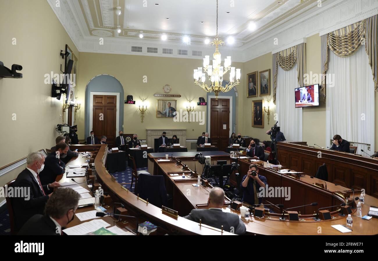 Membri della comunità di intelligence degli Stati Uniti, (da L a R), Direttore dell'FBI Christopher Wray, Direttore della NSA Gen. Paul Nakasone, Direttore della National Intelligence Avril Haines, Direttore della CIA William Burns e Direttore DIA Lt. General Scott Berrier, Testimoniare come il Comitato permanente di selezione della Camera sull'intelligenza tiene la sua annuale World-Wide Threat Hearing al Campidoglio degli Stati Uniti a Washington DC, giovedì 15 aprile 2021. La commissione ascolterà testimonianze sulle attuali minacce alla sicurezza che gli Stati Uniti e i loro alleati devono affrontare. Photo by Tasos Katopodis/UPI Credit: UPI/Alamy Live News Foto Stock