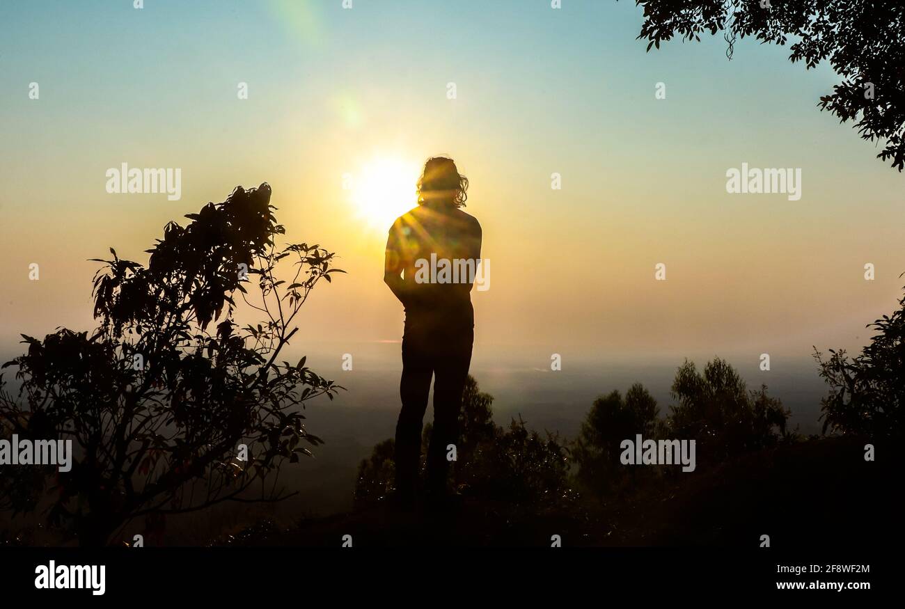 Un viaggiatore uomo che si trova in cima ad una montagna in Bangladesh , Bandarban . Foto Stock