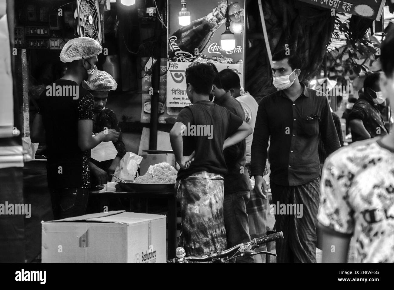 Durante il blocco per Corona virus la gente si sta muovendo su strada. Comprare cibo per Ramadan . Foto Stock