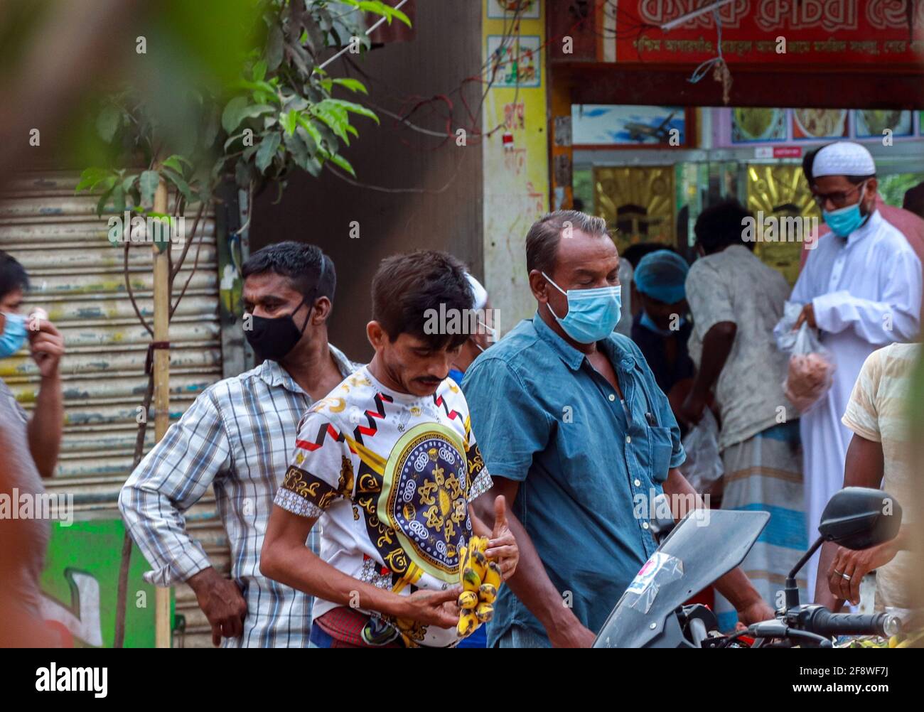 Durante il blocco per Corona virus la gente si sta muovendo su strada. Comprare cibo per Ramadan . Foto Stock